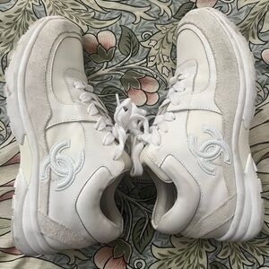 Chanel CC Logo Sneaker Size 35 White/Gray Suede Style 33726